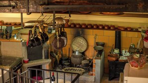 Una cocina con distintos utensilios de cocina, ollas y una estufa.