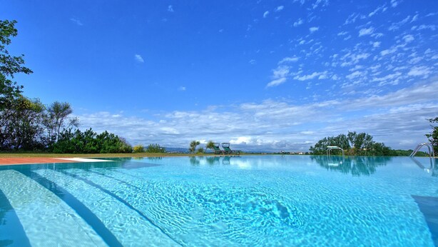 A clear blue pool with a view of the sky and distant landscape. - Beautiful private villa with WIFI, private pool, TV, terrace, pets allowed and panoramic view (Legoli)