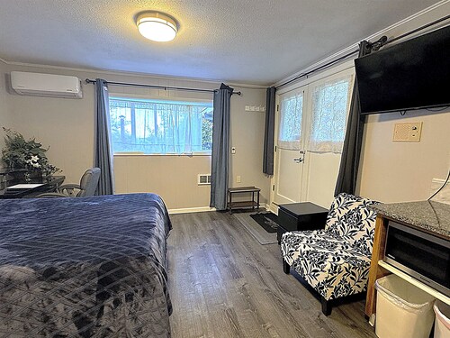 Clean Private Studio - Centrally Located in a Very Beautiful Neighborhood