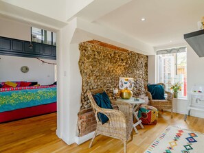 4 bedrooms, free WiFi, bed sheets - 4 bedroom accommodation in Hindolveston, near Holt (Hindolveston, near Holt)