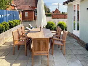 Outdoor dining - 4 bedroom accommodation in Hindolveston, near Holt (Hindolveston, near Holt)