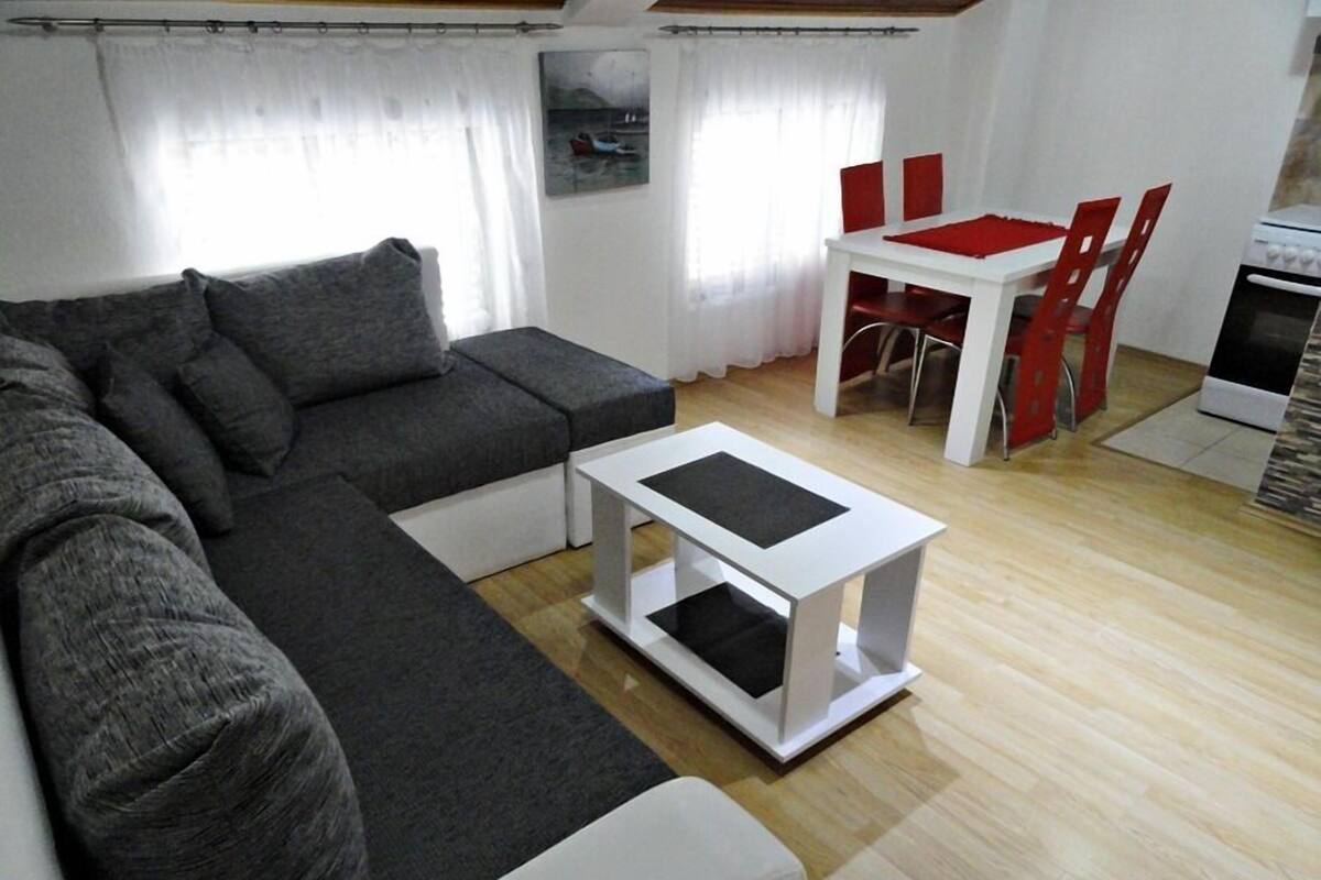 Apartment Mihailo | Woonkamer | Een flatscreentelevisie