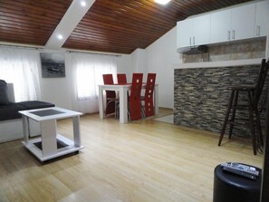 Apartment Mihailo | Zona de estar | Una televisión de pantalla plana