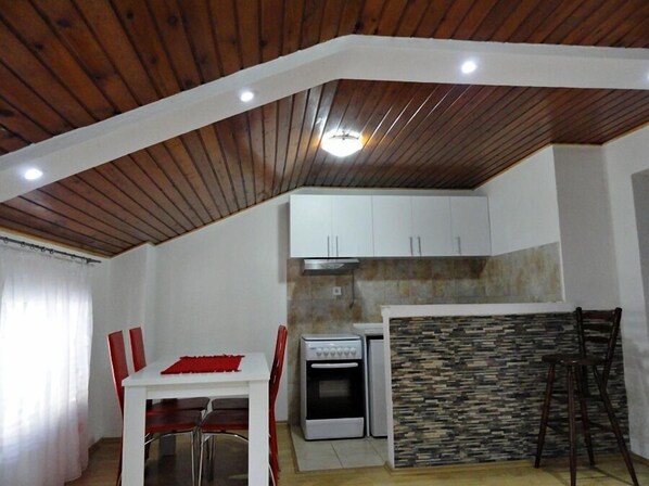 Apartment Mihailo | Private kitchen | Fridge, oven, stovetop, electric kettle - Apartman Pribilovic (Budva)