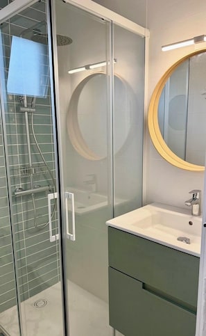 Douche, sèche-cheveux, serviettes fournies, papier toilette