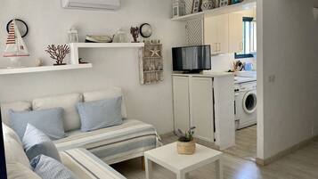 Een televisie en een stereo