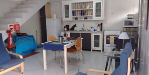 Réfrigérateur, micro-ondes, four, plaque de cuisson