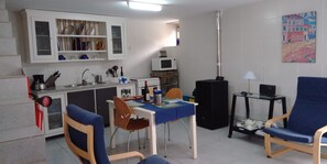 Frigorífico, microondas, horno y placa de cocina