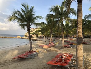 Sur la plage, chaise longue, serviettes de plage