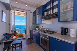 Kjøleskap, ovn, kokeplater og oppvaskmaskin