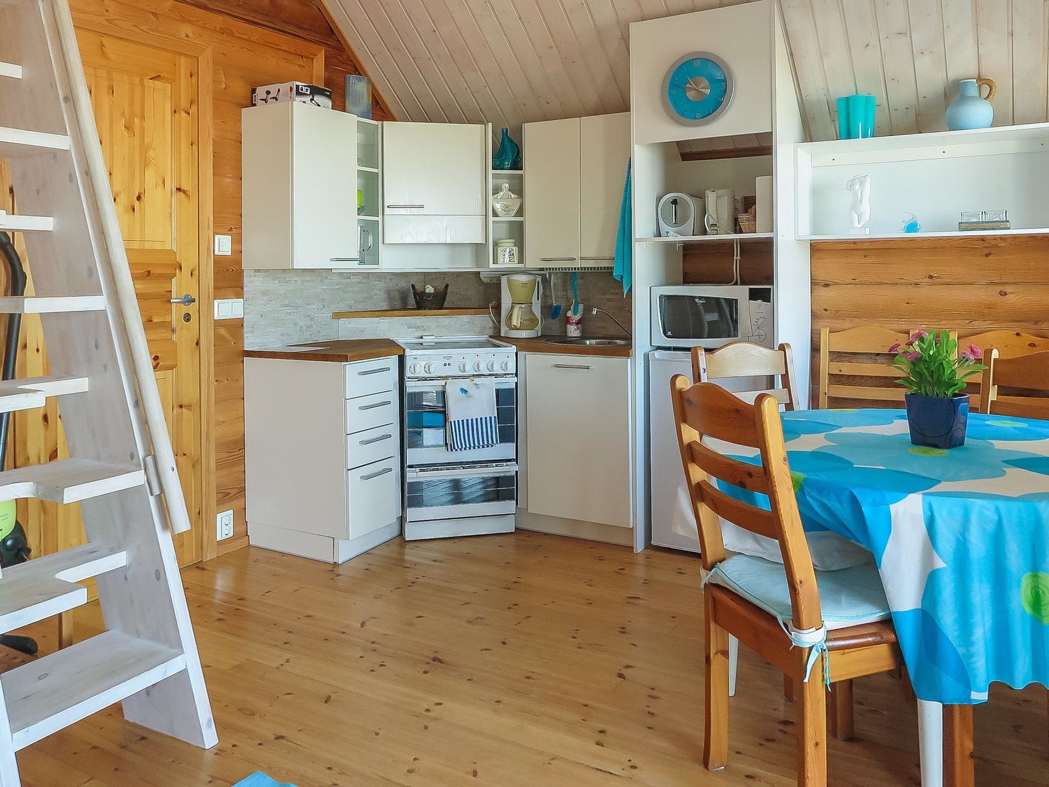 Jääkaappi, mikroaaltouuni, keittoastiat/astiat/ruokailuvälineet