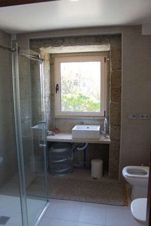 Douche, articles de toilette écologiques, sèche-cheveux, bidet