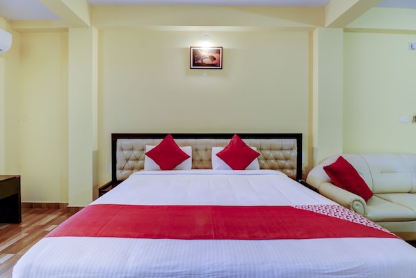 Comfort Studio Suite, 1 King Bed | Egyptian cotton sheets, premium bedding, down comforters