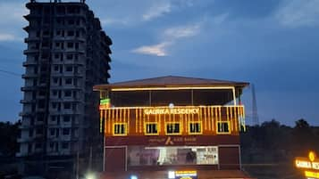 Bagian depan properti - sore/malam