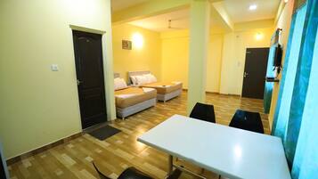 Deluxe Room, 2 Double Beds | Living room