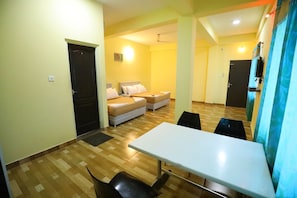 Deluxe Room, 2 Double Beds | Living room
