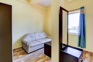 Deluxe Room, 2 Double Beds | Living area