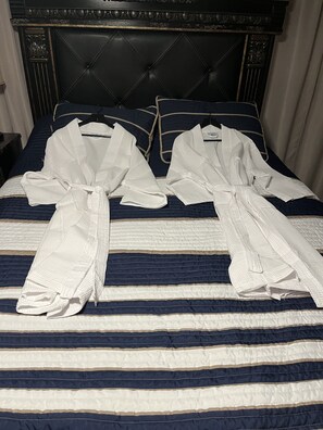 3 chambres, bureau, fer et planche à repasser, lit parapluie