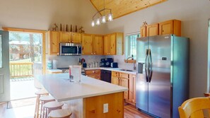 Jääkaappi, mikroaaltouuni, uuni, liesi