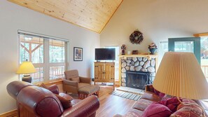 TV, fireplace, DVD player, stereo - Pet Friendly | Hot Tub | Easy Access | Cabin in the Woods (Angel Fire)