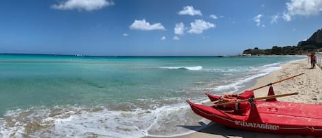 Ligstoelen aan het strand, strandlakens