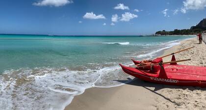Mondello Strand nur 90 Meter vom Meer entfernt. Wohnung in einer Jugendstilvilla
