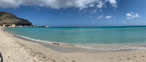 Chaises longues, serviettes de plage