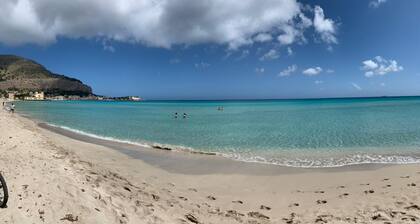 Playa de Mondello a tan solo 90 metros del mar. Apartamento en una villa de estilo Liberty