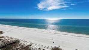 På stranden
