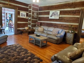 Smart TV, fireplace - 1847 Log Home with modern comfort. Near Louisville & Bourbon Trail (Louisville)