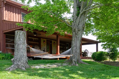 1847 Log Home with modern comfort. Near Louisville & Bourbon Trail