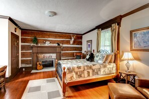 3 bedrooms, desk, iron/ironing board, travel cot - 1847 Log Home with modern comfort. Near Louisville & Bourbon Trail (Louisville)