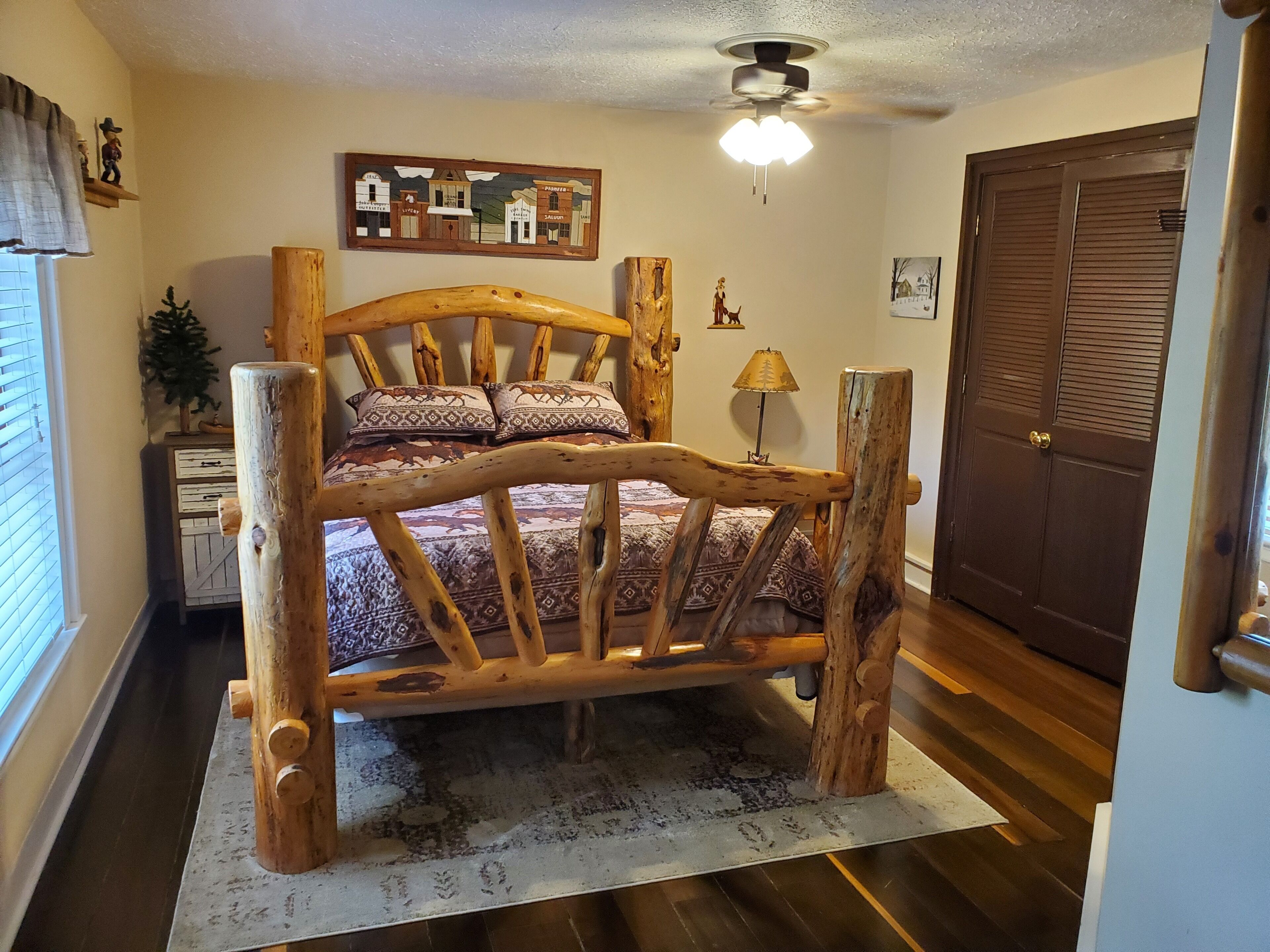 3 bedrooms, desk, iron/ironing board, travel crib