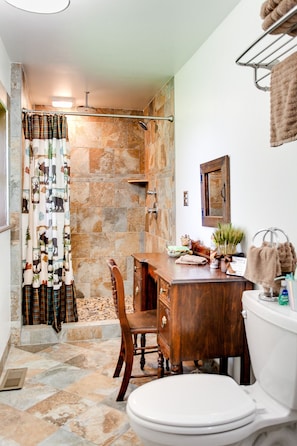 Combined shower/tub, hair dryer, towels, soap - 1847 Log Home with modern comfort. Near Louisville & Bourbon Trail (Louisville)