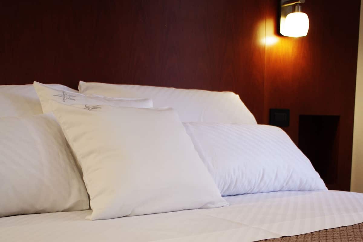 Chambre Deluxe double, 1 grand lit | Système d’insonorisation, fer et planche à repasser