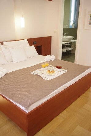 Deluxe Apartment, 1 Queen Bed, Sea View