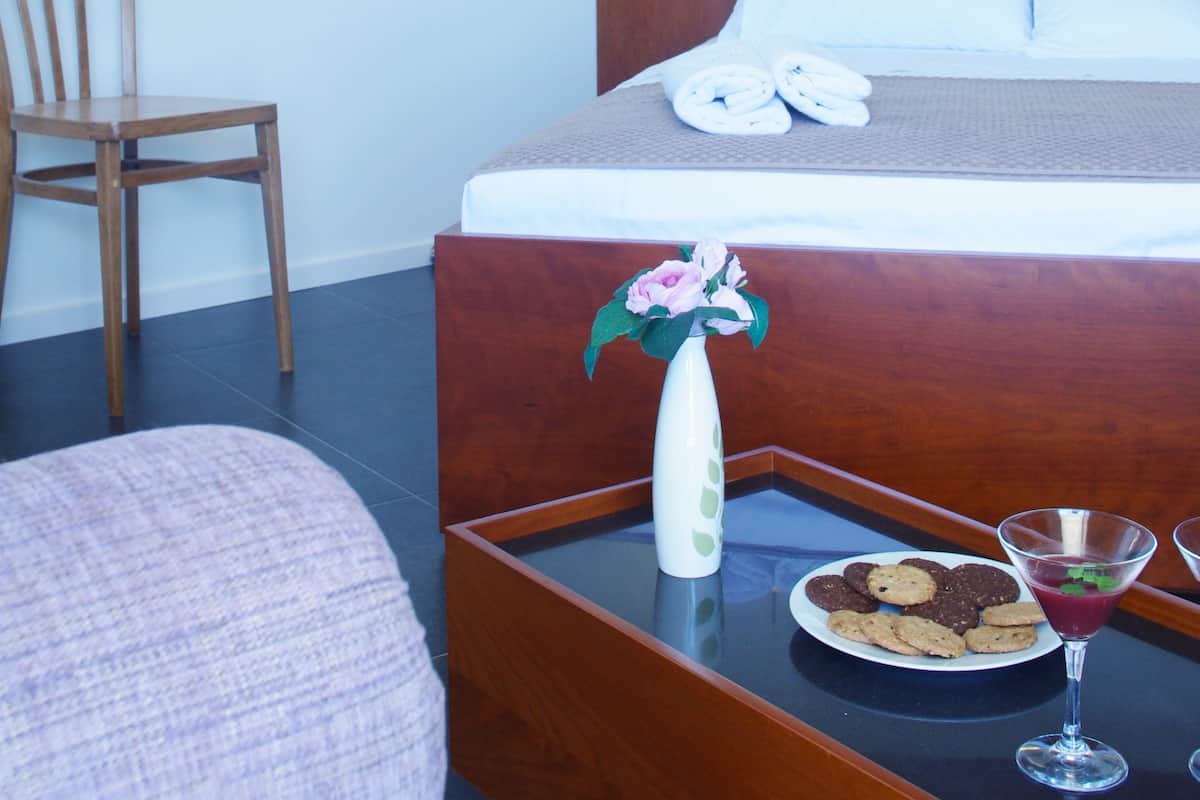 Chambre Deluxe double, 1 grand lit, vue sur la mer | Système d’insonorisation, fer et planche à repasser