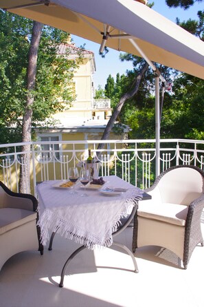 Deluxe-huoneisto, 1 keskisuuri parisänky, merinäköala | Terassi/patio