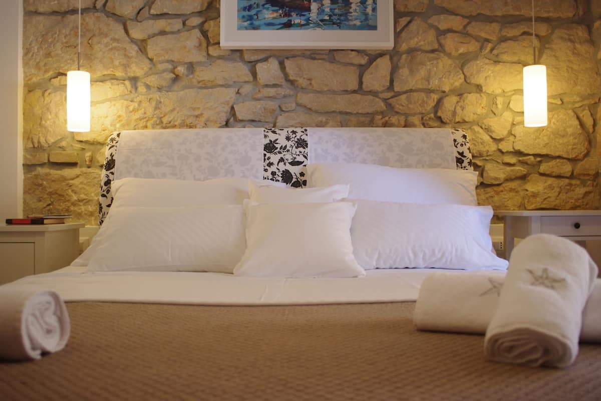 Chambre Deluxe double, 1 grand lit | Système d’insonorisation, fer et planche à repasser