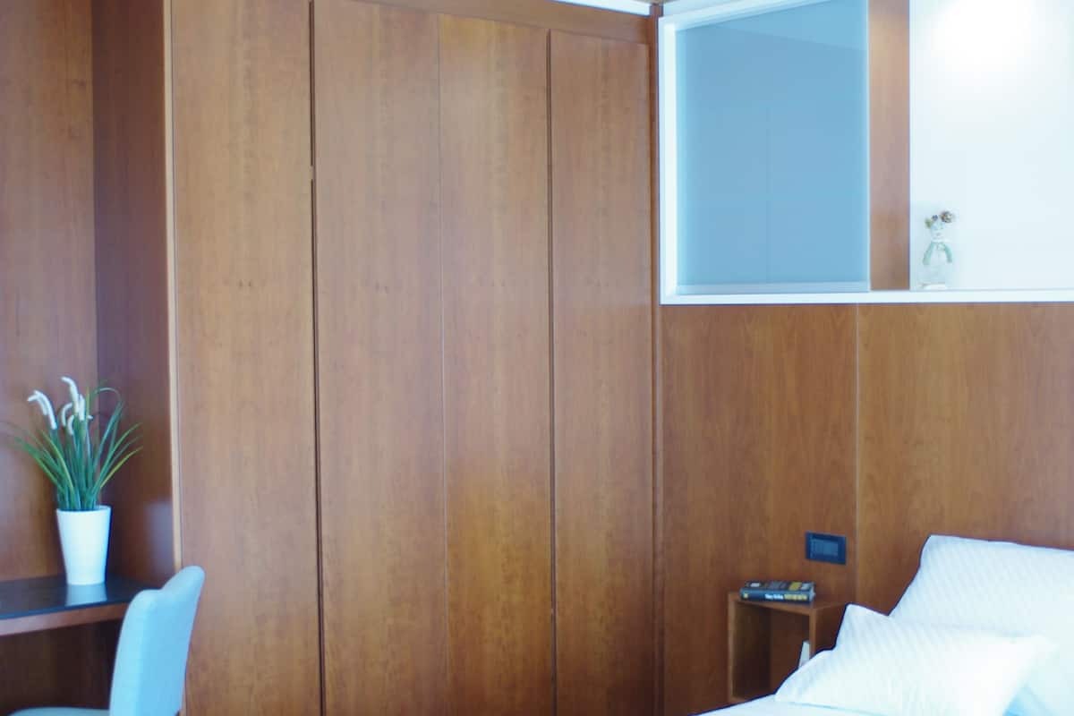 Chambre Deluxe double, 1 grand lit, vue sur la mer | Système d’insonorisation, fer et planche à repasser