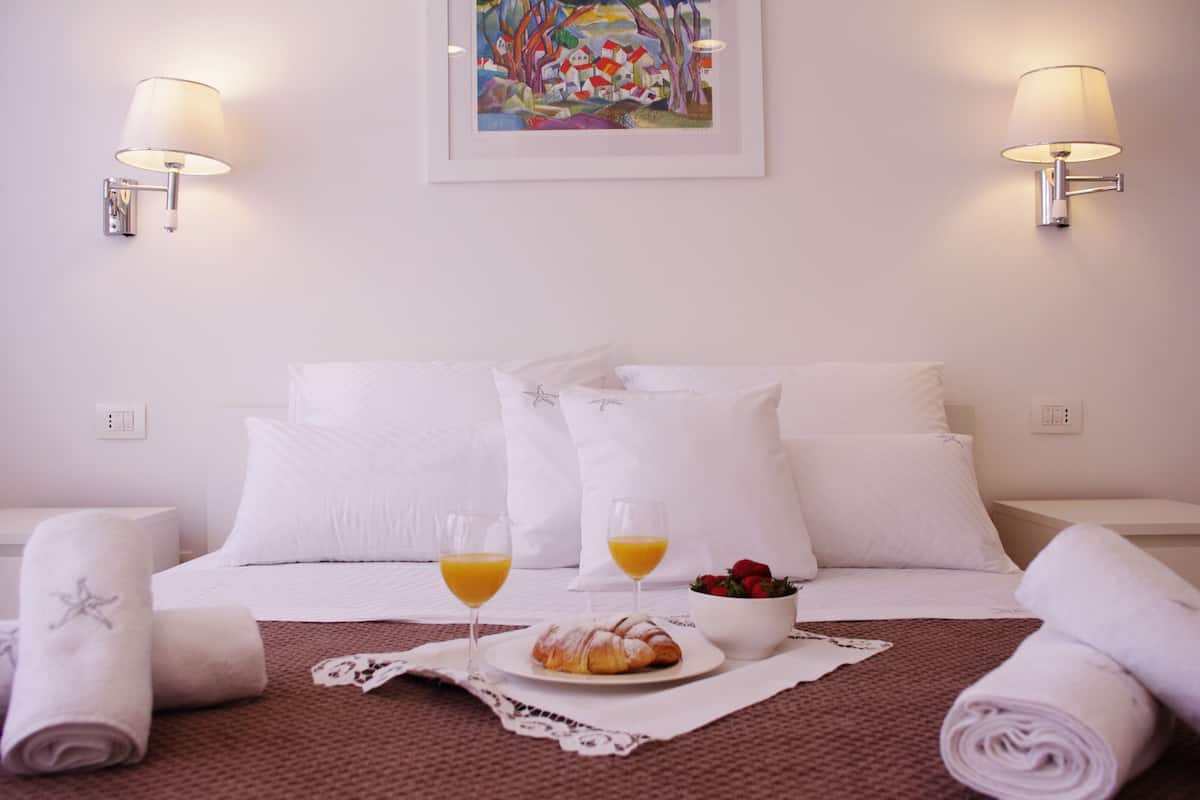 Appartement Deluxe, 1 grand lit, vue sur la mer | Système d’insonorisation, fer et planche à repasser