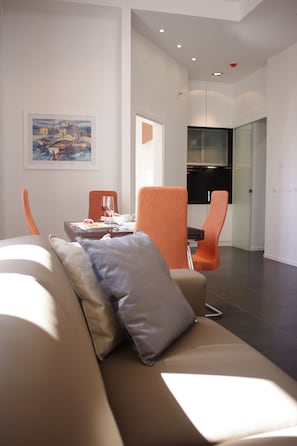 Apartamento luxo, 1 cama Queen, vista para o mar | Sala de estar