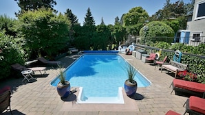 Suite, Garden View Pet Friendly (Berkshire Suite) | Garden view - A Touch of English Bed & Breakfast (Kelowna)