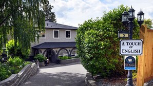 Exterior - A Touch of English Bed & Breakfast (Kelowna)