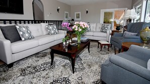 Lobby sitting area - A Touch of English Bed & Breakfast (Kelowna)