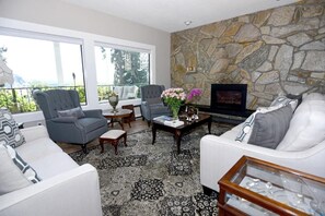 Flat-screen TV - A Touch of English Bed & Breakfast (Kelowna)