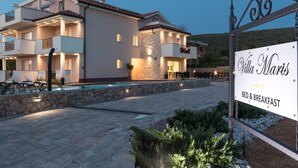 A modern hotel with a sign indicating "Villa Mars" and amenities including bed and breakfast. - B&B Villa Maris (Punat)