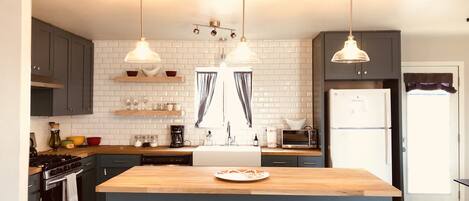 Réfrigérateur, four à micro-ondes, un four, surface de cuisson