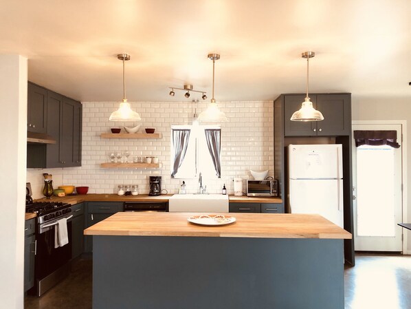 Réfrigérateur, four à micro-ondes, un four, surface de cuisson