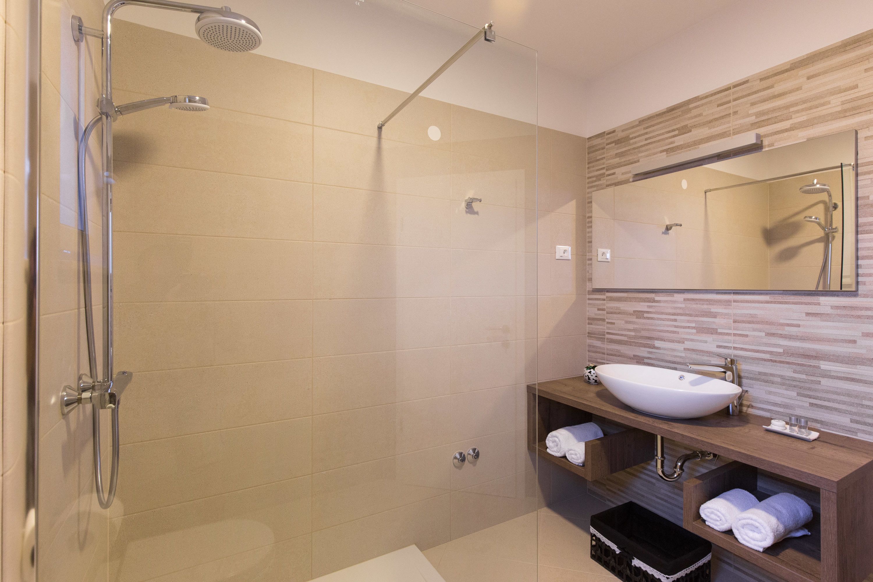 Double Room | Bathroom | Shower, hair dryer, towels, toilet paper